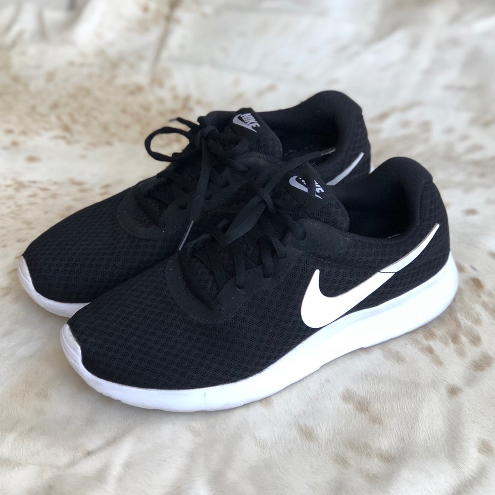 Gorgeous Black and White Nike Tanjun Sneakers 🖤
